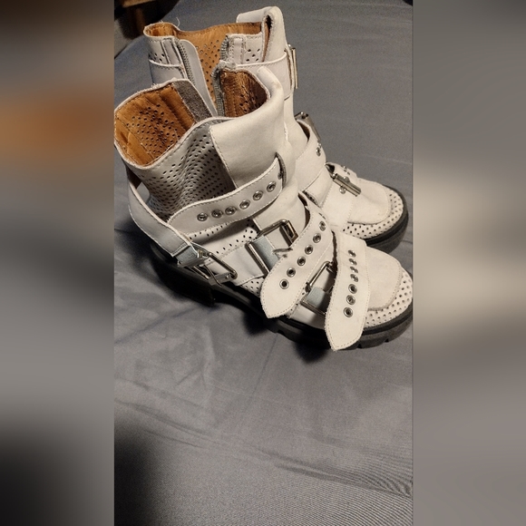 Jeffrey Campbell light grey crazy horse perforated Moto Boots RARE - Picture 5 of 8